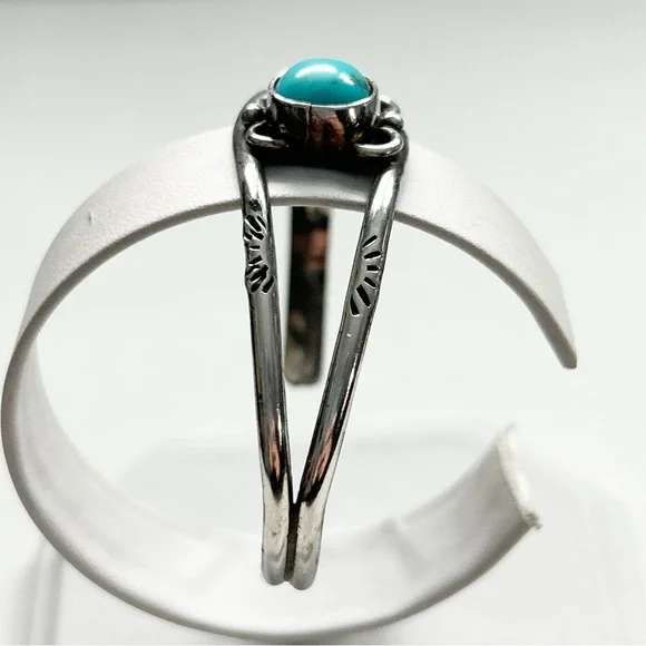 Vintage Southwestern Turquoise Sterling Silver Cuff Bracelet - Picture 6 of 8
